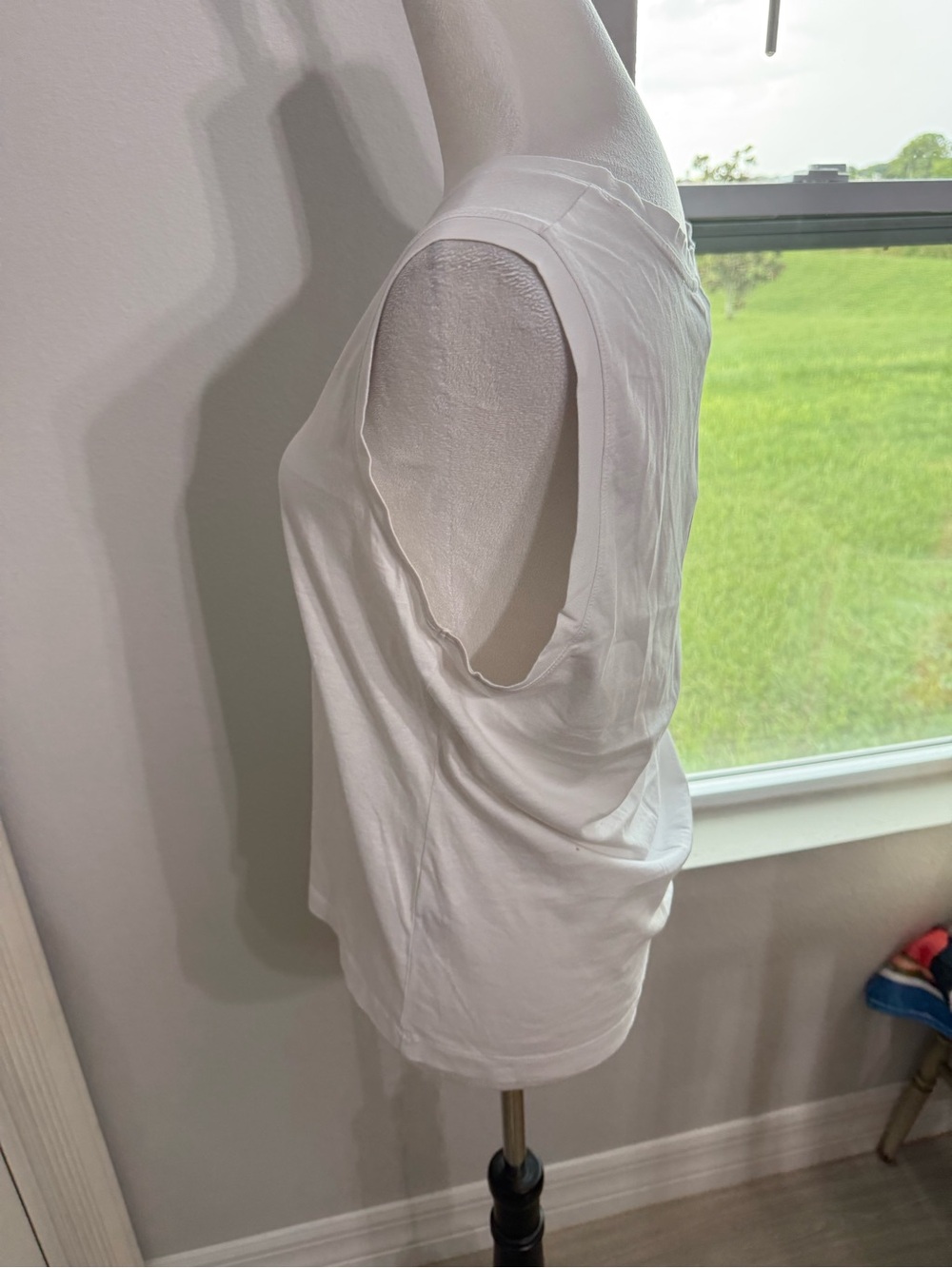 Banana Republic White V-Neck Sleeveless Tank - Picture 2 of 6